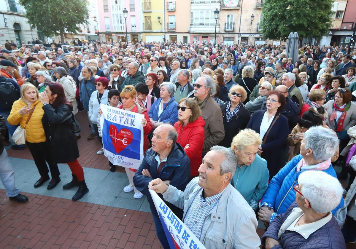 Los manifestantes siguieron con atención el relato sobre la situación sanitaria en la ciudad.
