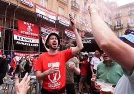 Forofos del Manchester United, el miércoles en la Plaza Nueva.