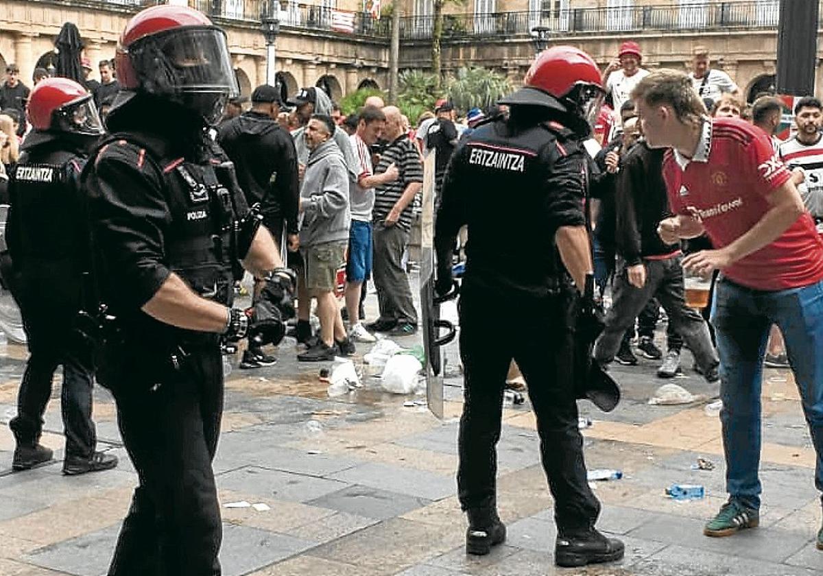 Roban tres Rolex a hinchas ingleses la noche del martes