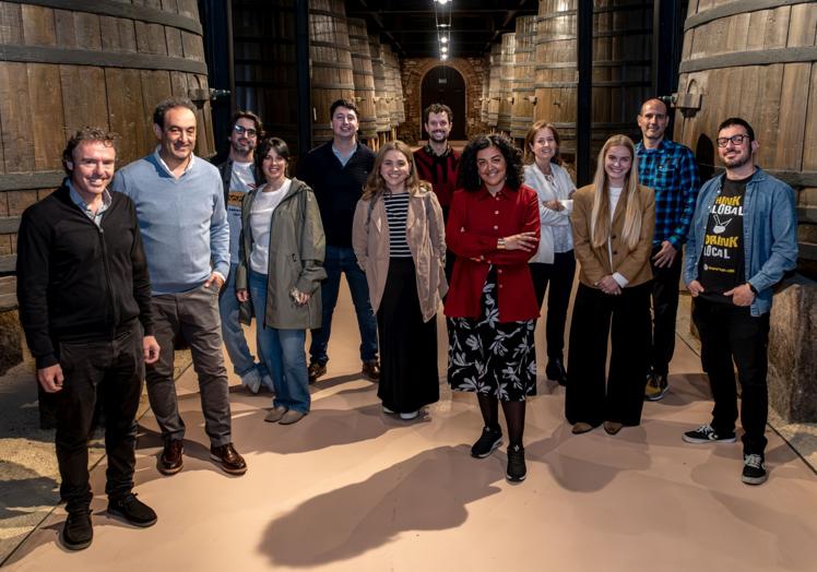 El anfitrión Borja Eguizábal, Fernando Sáenz, Samuel Ruiz e Isabel Torrecilla, Ausiàs Signes y Felicia Guerra, Rodrigo Fernández, Leah Pattem, Angelines González, Julia Loga, Jordi Menéndez y Alberto G. Moyano, en Bodegas Franco-Españolas, donde se celebró el encuentro Conversaciones Heladas.