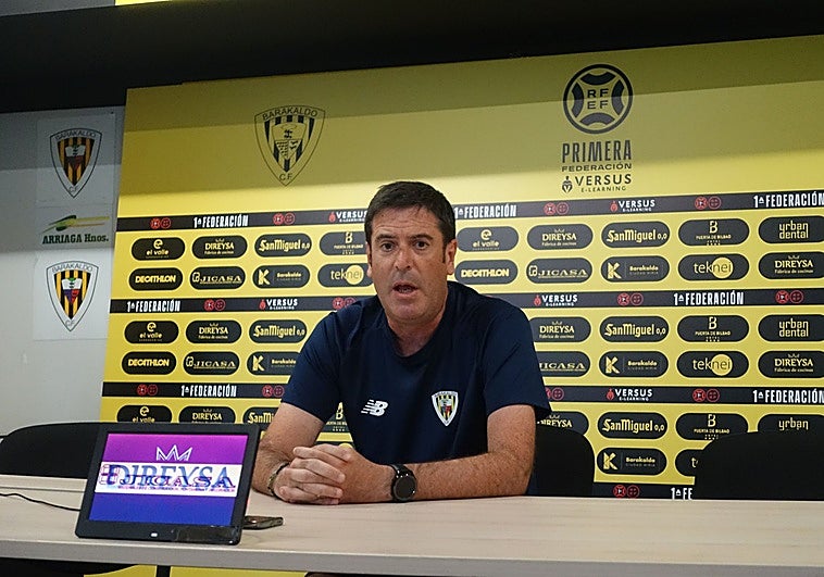 Imanol de la Sota, entrenador del Barakaldo, en rueda de prensa.