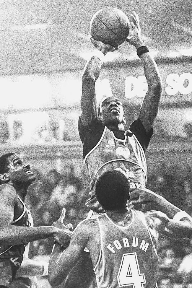 Hollis se eleva para lanzar a canasta en un duelo con el Baskonia.