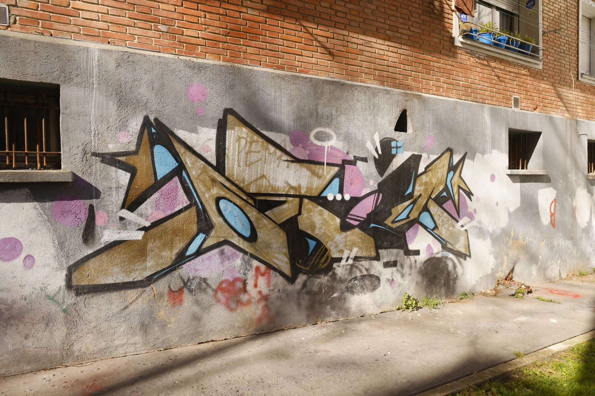 El Ayuntamiento extiende su batalla anti-grafitis a toda Vitoria