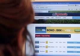 Una persona consulta en su ordenador una página web de apuestas.