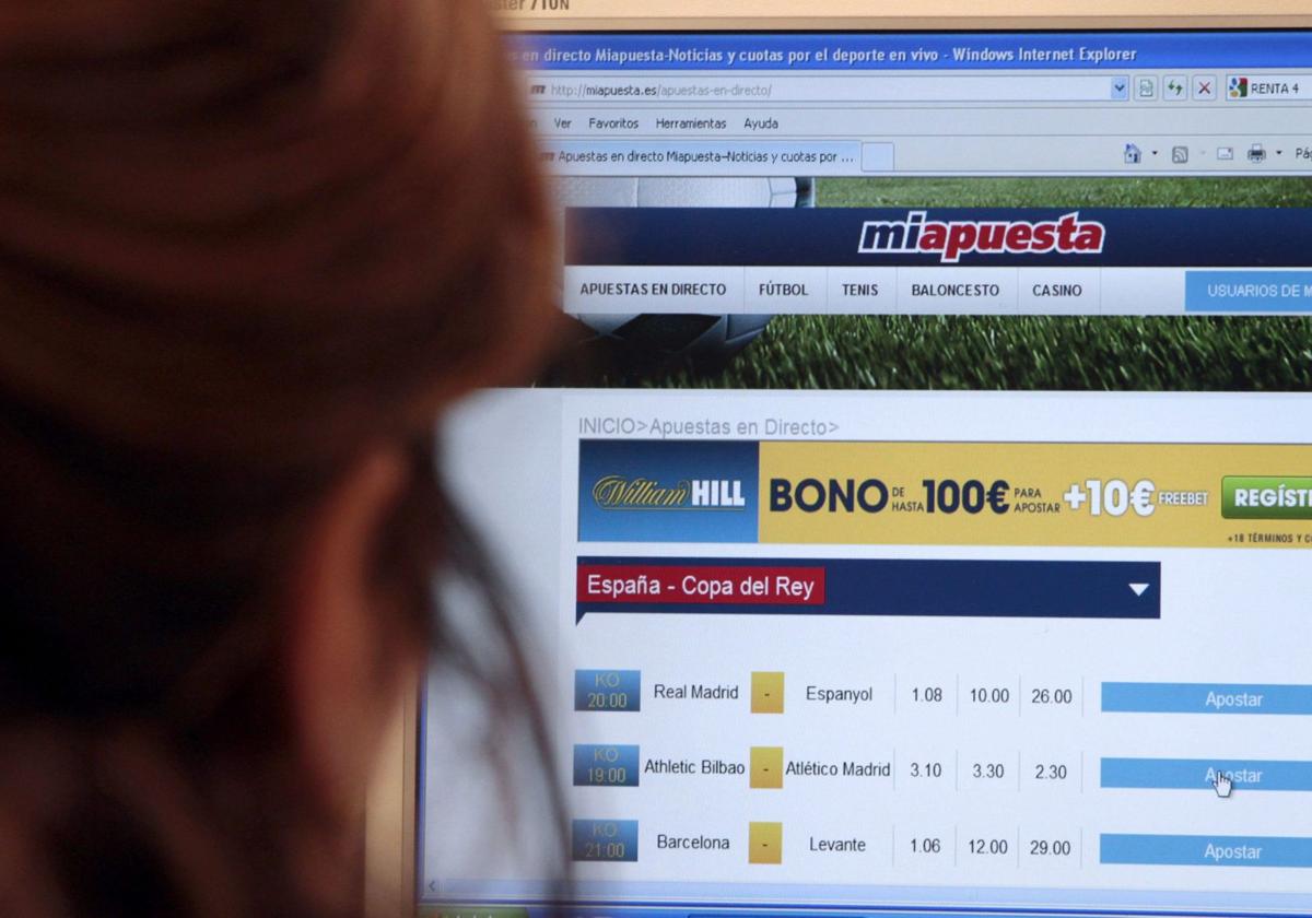 Una persona consulta en su ordenador una página web de apuestas.
