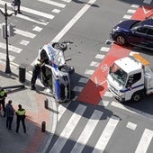 Vuelca un coche patrulla tras un choque en el centro de Bilbao
