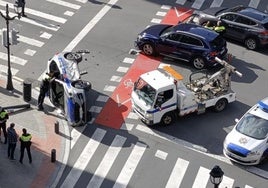 Vuelca un coche patrulla tras un choque en el centro de Bilbao