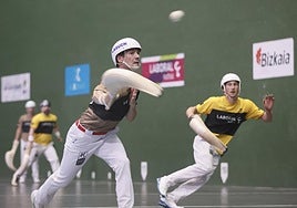 Barandika suelta la derecha, mientras Laduche recupera su posición en la cancha.