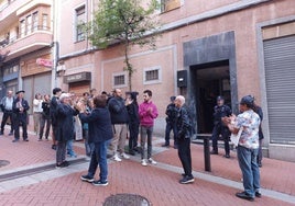 Vecinos y miembros de la plataforma antidesahucios celebrando la paralización.