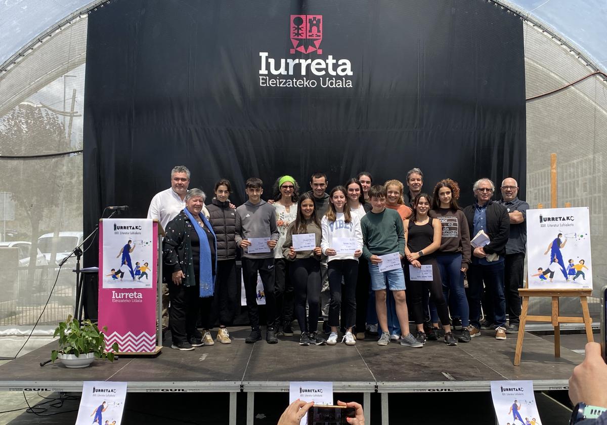 Autoridades locales junto a todos los ganadores de esta edición.