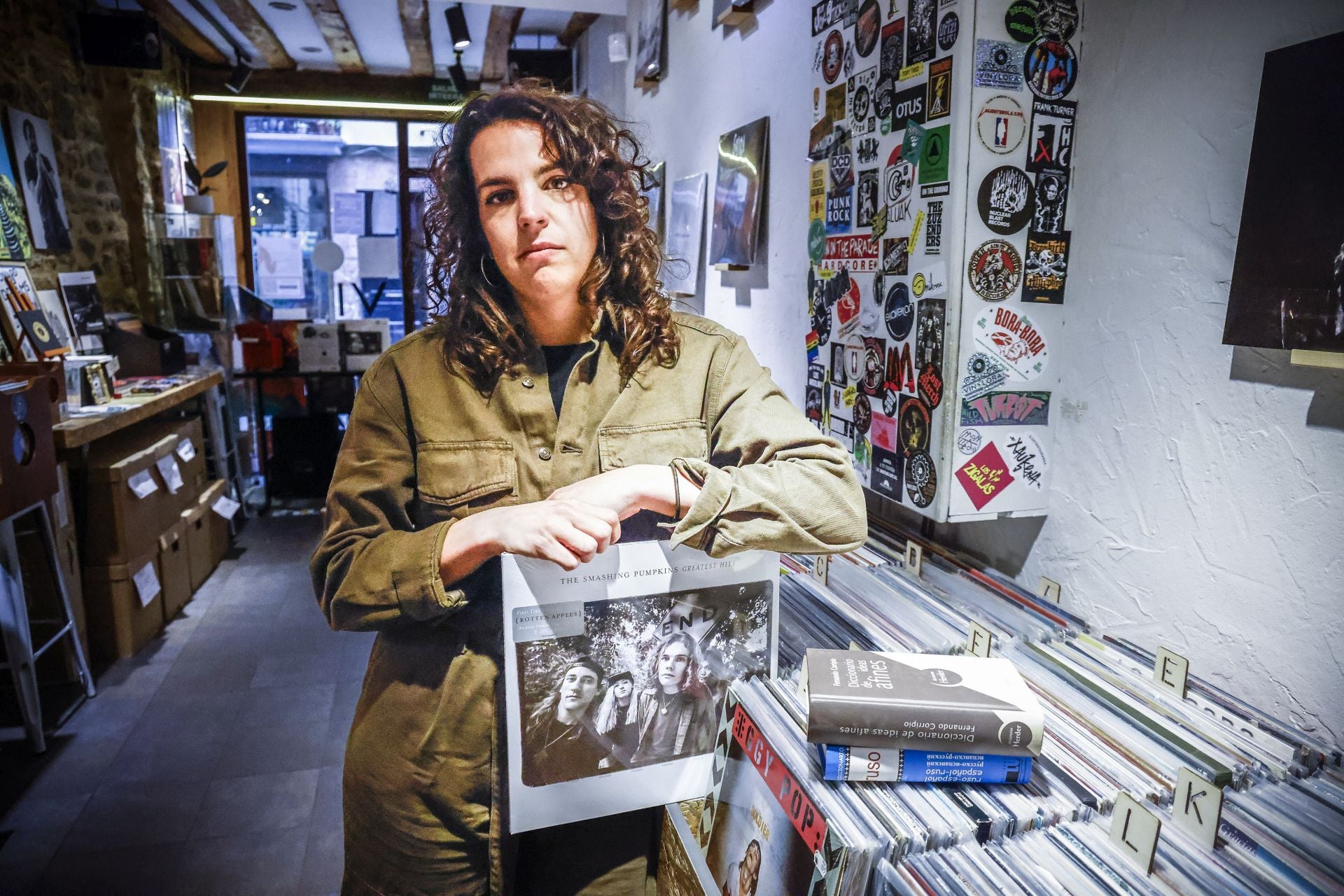 Yara Prieto, en Vinylora, una de las tiendas imprescindibles para los melómanos.