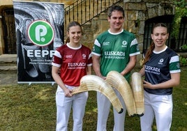La selección de Euskadi de pelota presenta la camiseta oficial con la que se enfrentará a España