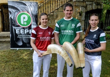 La selección de Euskadi de pelota estrena la camiseta oficial con la que se enfrentará a España