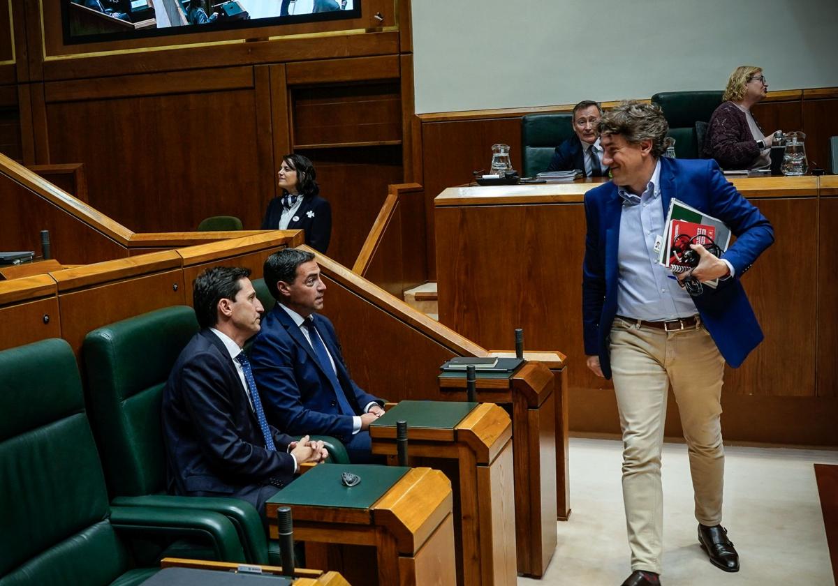 Eneko Andueza pasa por delante del escaño de Imanol Pradales en el Parlamento vasco.