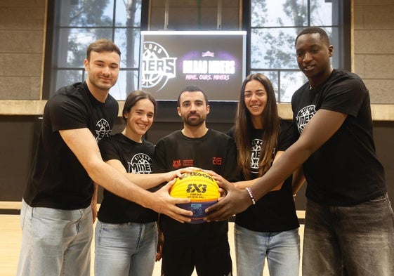 Integrantes de los equipos 3x3 y el entrenador en Artxanda.