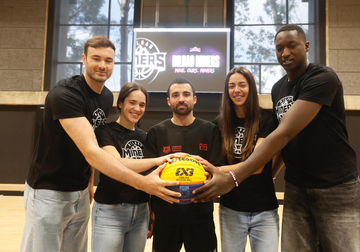 Integrantes de los equipos 3x3 y el entrenador en Artxanda.