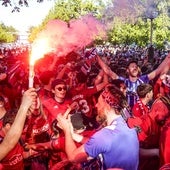 La afición osasunista tiño de rojo los aledaños de Mendizorroza.