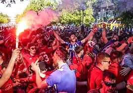 La afición osasunista tiño de rojo los aledaños de Mendizorroza.