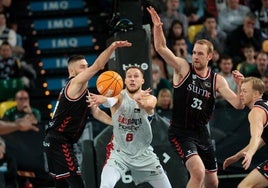 Sedekerskis busca un pase en el partido de la primera vuelta, saldado con victoria a favor del Baskonia.