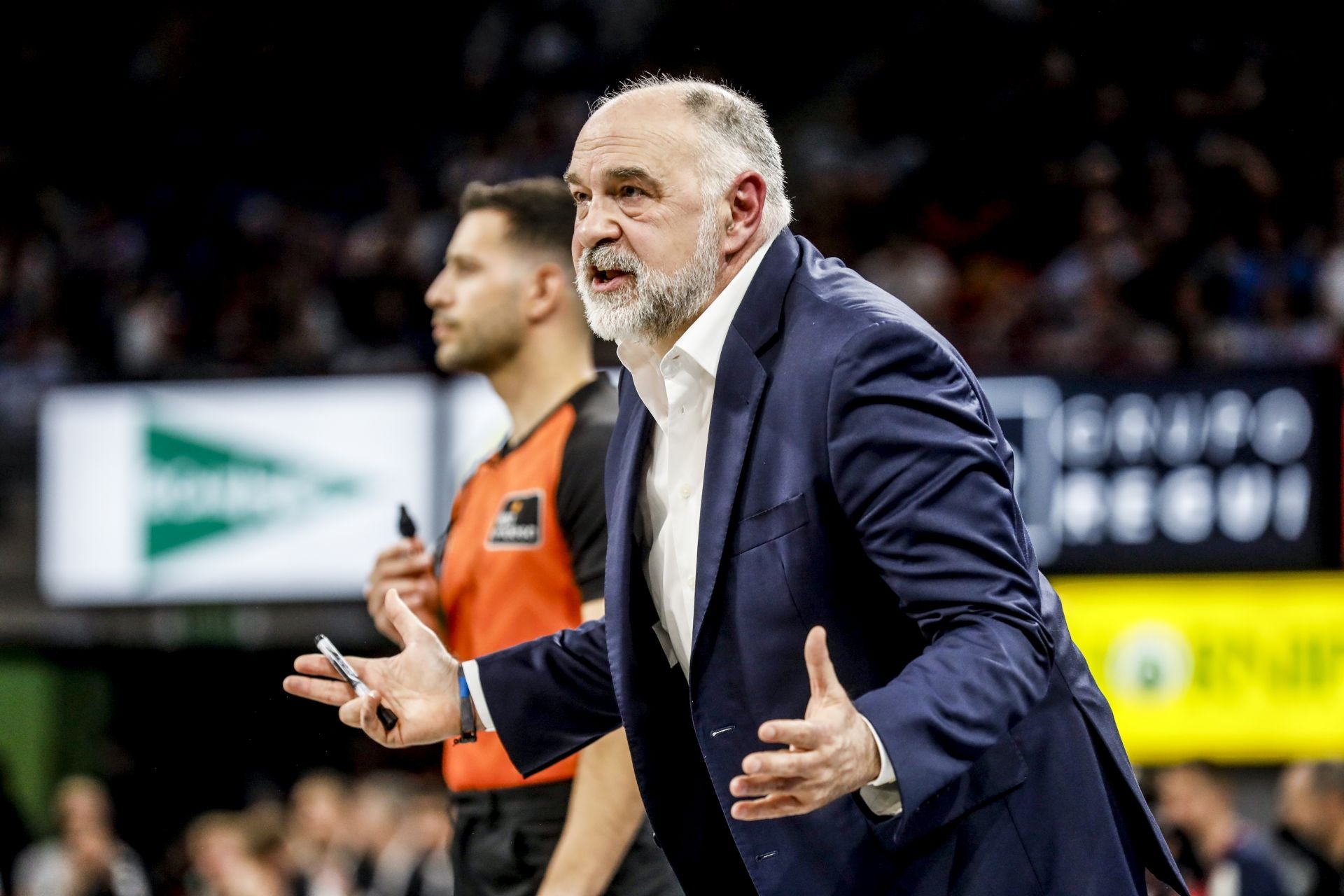 Pablo Laso da instrucciones a sus jugadores.