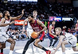 Donta Hall entra en la zona ante la atenta mirada de los jugadores del Bilbao Basket.