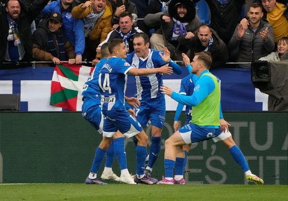Kike García, Jordán, Tenaglia y Toni Martínez celebran el gol del catalán al Valencia.