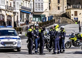 Agentes locales aguardan al inicio de una manifestación en la Virgen Blanca.