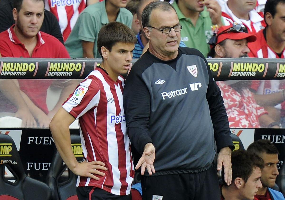 Bielsa da órdenes a Galarreta en su debut en 2012.