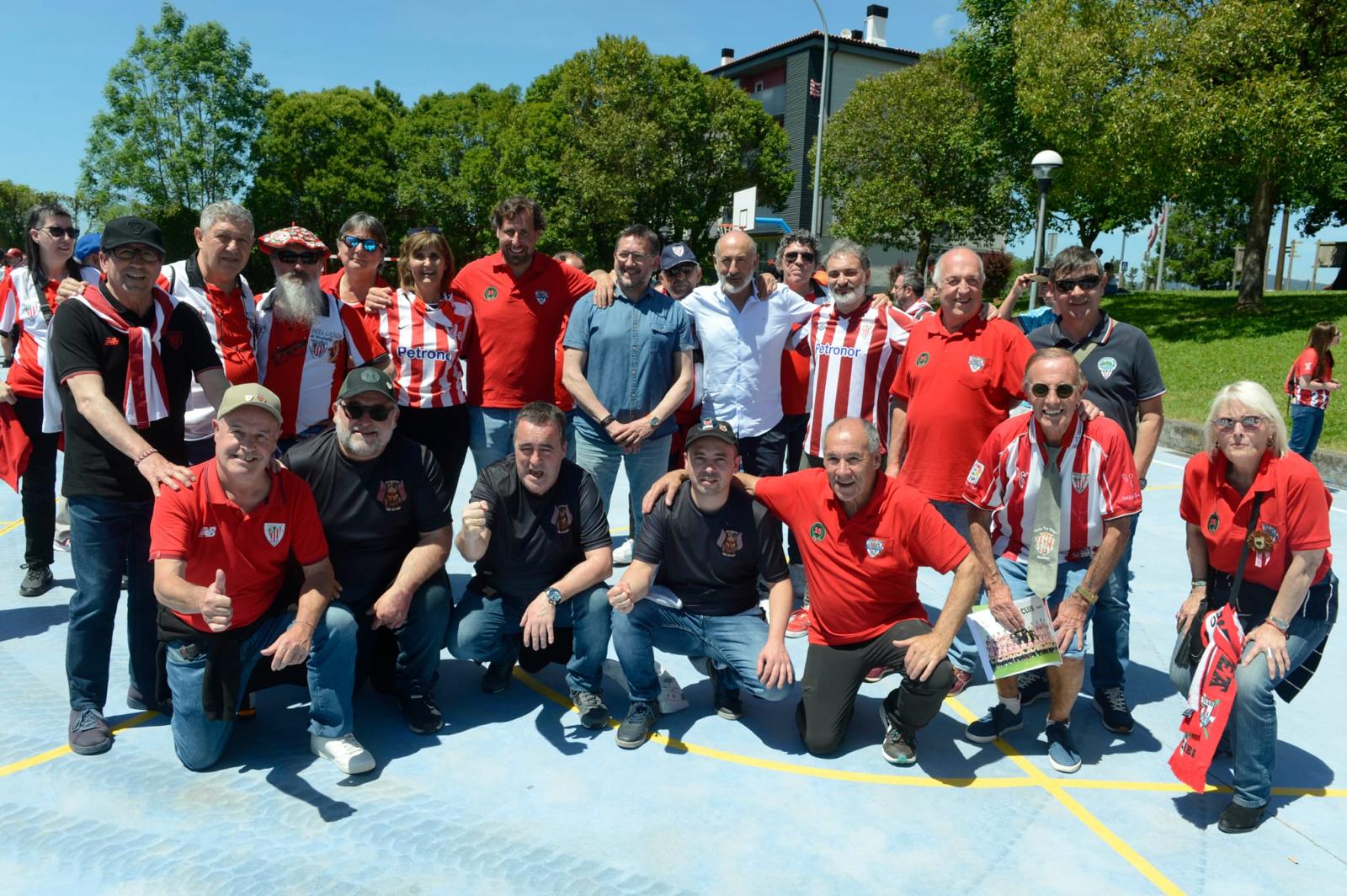 Gamiz-Fika se viste de rojiblanco en el hermanamiento de peñas del Athletic