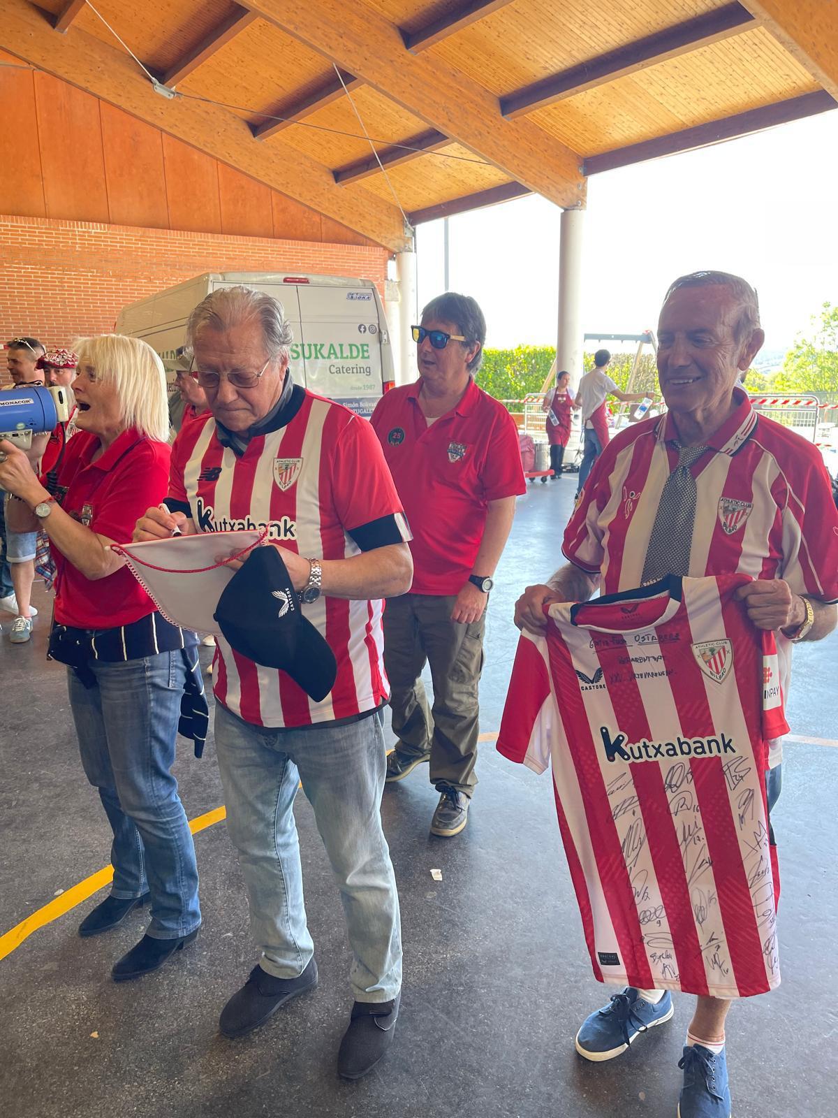 Gamiz-Fika se viste de rojiblanco en el hermanamiento de peñas del Athletic