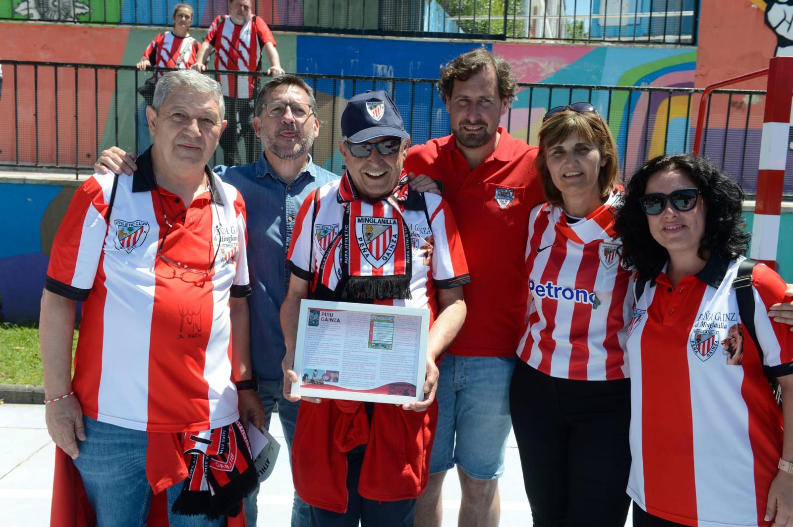 Gamiz-Fika se viste de rojiblanco en el hermanamiento de peñas del Athletic