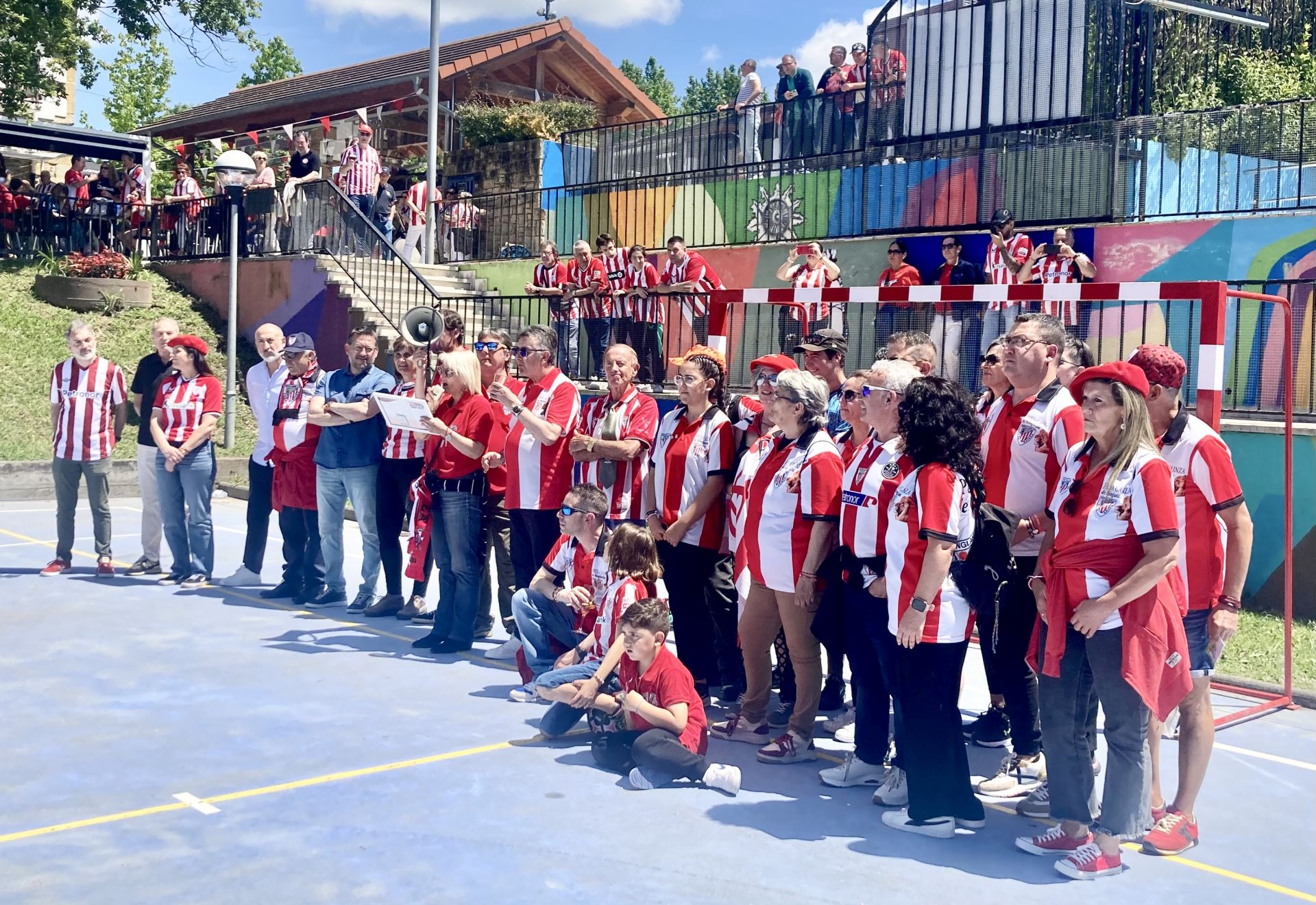 Gamiz-Fika se viste de rojiblanco en el hermanamiento de peñas del Athletic