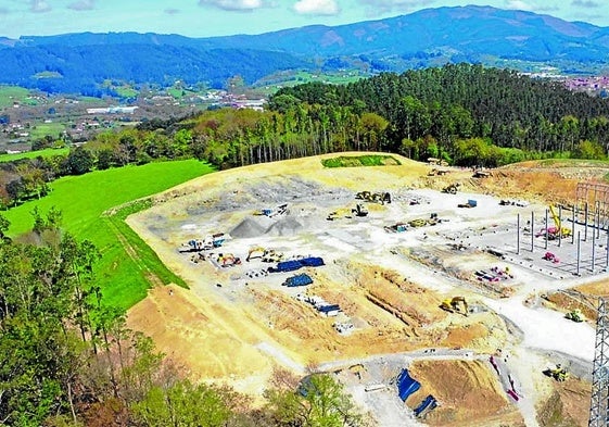Las obras de la conversora están bastante avanzadas como se puede ver en esta imagen sacada por un dron. La hoja de ruta pasa ahora por iniciar los 13 kilómetros de línea soterrada hasta el mar.