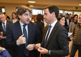 El líder del PSE, Eneko Andueza, con el lehendakari, Imanol Pradales.