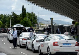 Taxis en la zona de salidas del aeropuerto de Loiu, el dia despues de la final de Europa League.