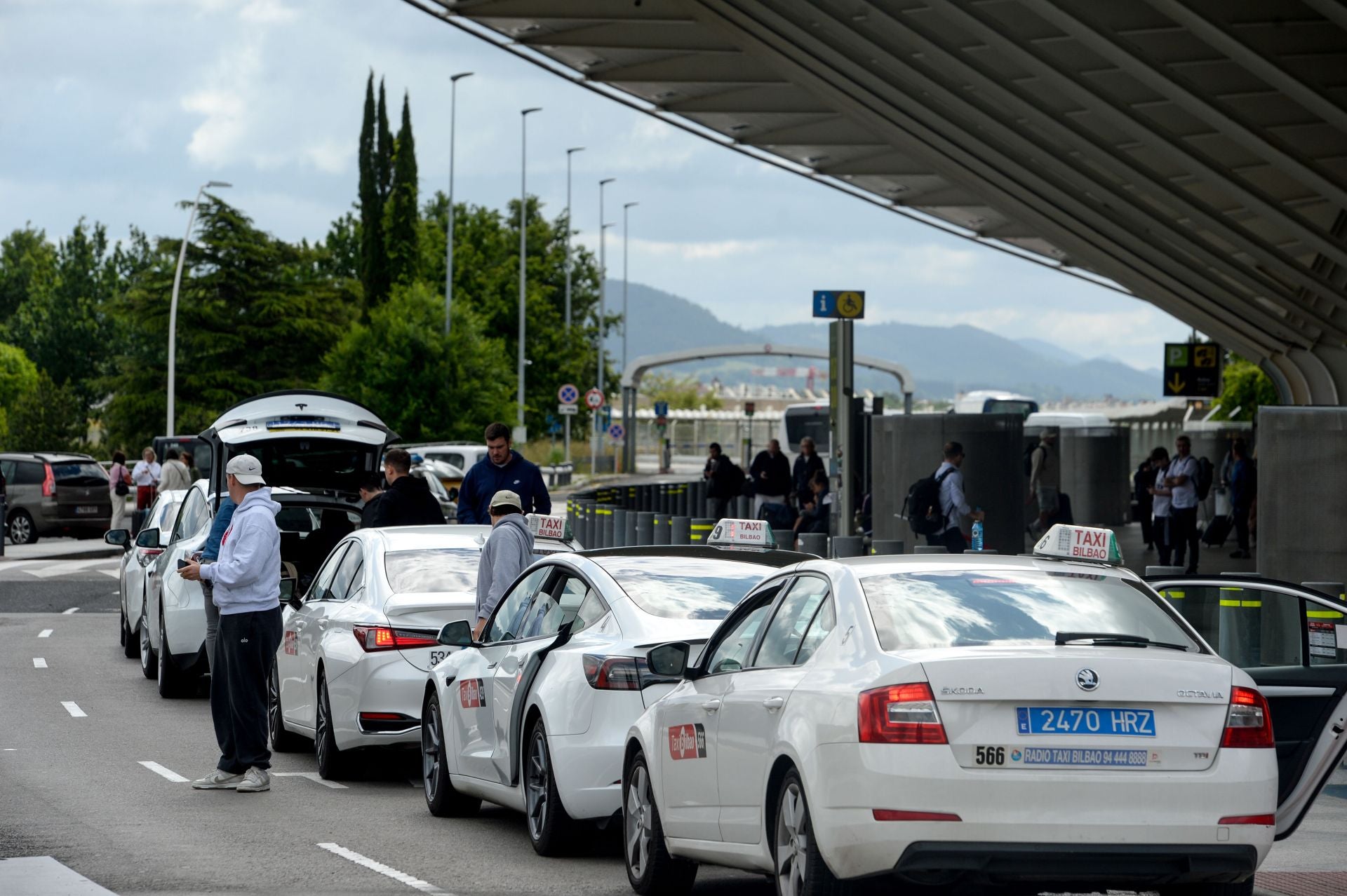 Taxis en la zona de salidas del aeropuerto de Loiu, el dia despues de la final de Europa League.
