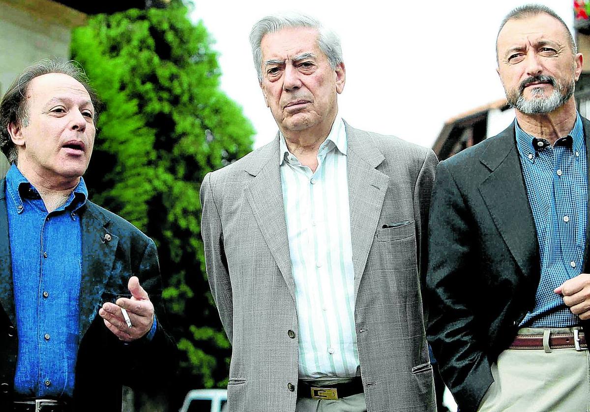 Javier Marías, Mario Vargas Llosa y Arturo Pérez-Reverte en 2008, en un encuentro organizado por la Universidad Internacional Menéndez Pelayo.