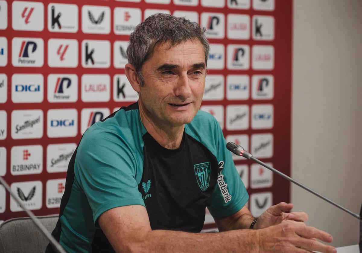 Valverde en la sala de prensa de Lezama.