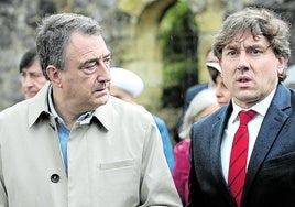 Esteban y Andueza, juntos en el cementerio de Gernika en abril pasado para conmemorar el 88 aniversario del bombardeo.
