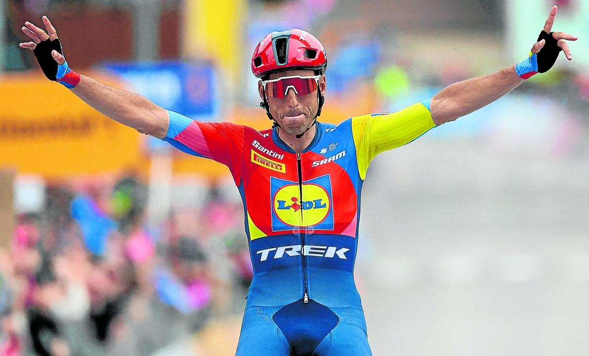 Verona se lleva una etapa que deja muy tocado a Roglic en el Giro