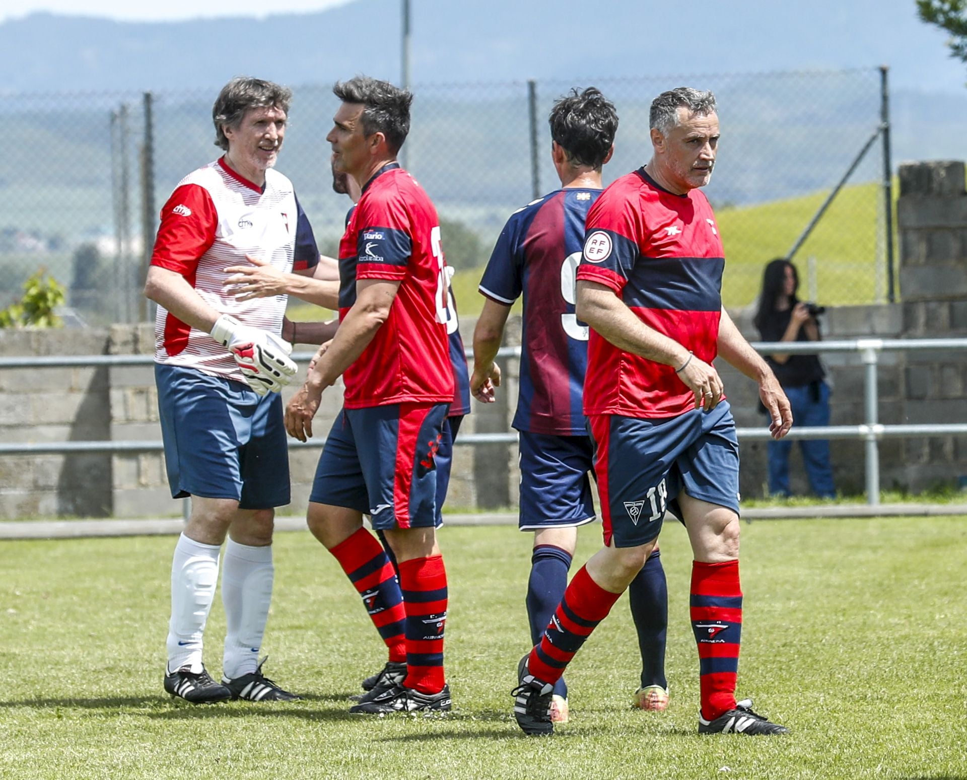 Las imágenes del partido de veteranos del Alavés y el Aurrera