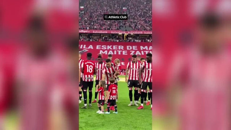 Toda la plantilla con el '18' a la espalda, un pasillo con sus hijos... así ha recibido San Mamés a De Marcos