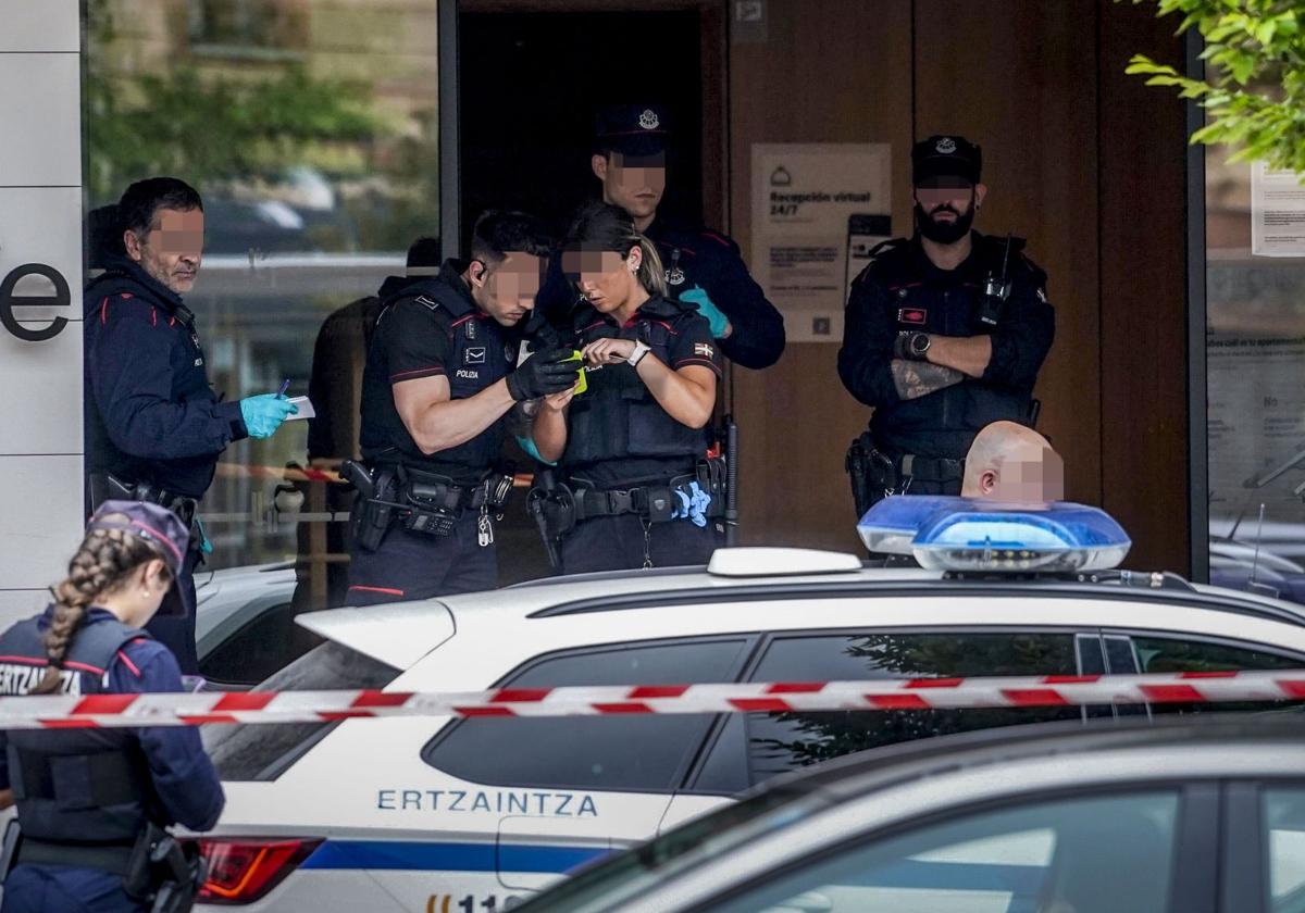 Ertzainas custodian el apartahotel donde el 27 de mayo de 2023 fue asesinada Maialen.