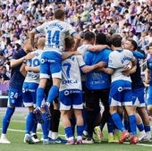 Los jugadores del Alavés celebran la permanencia en Valladolid.