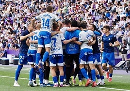Los jugadores del Alavés celebran la permanencia en Valladolid.