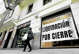 Un local comercial con carteles de liquidación por cierre en Bilbao.