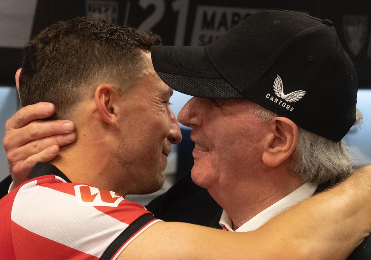 El abrazo de Iribar y De Marcos en el vestuario de San Mamés