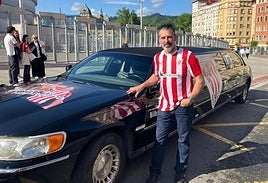 Iván Iriondo junto a la limusina tuneada de De Marcos.
