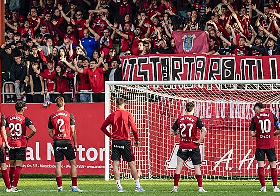 Los jugadores del Mirandés agraceden el apoyo a la grada de Anduva.