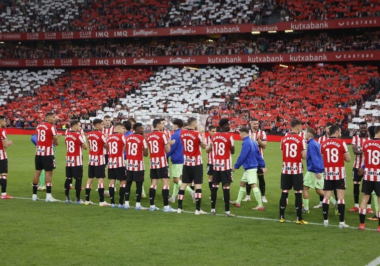 El pasillo a los jugadores del Barça.